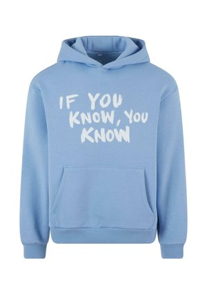 Svijetloplavi dukserica od mekog materijala, s prednjim džepom i bijelim natpisom "AKO ZNAŠ, ZNAŠ" u podebljanom, ležernom fontu.