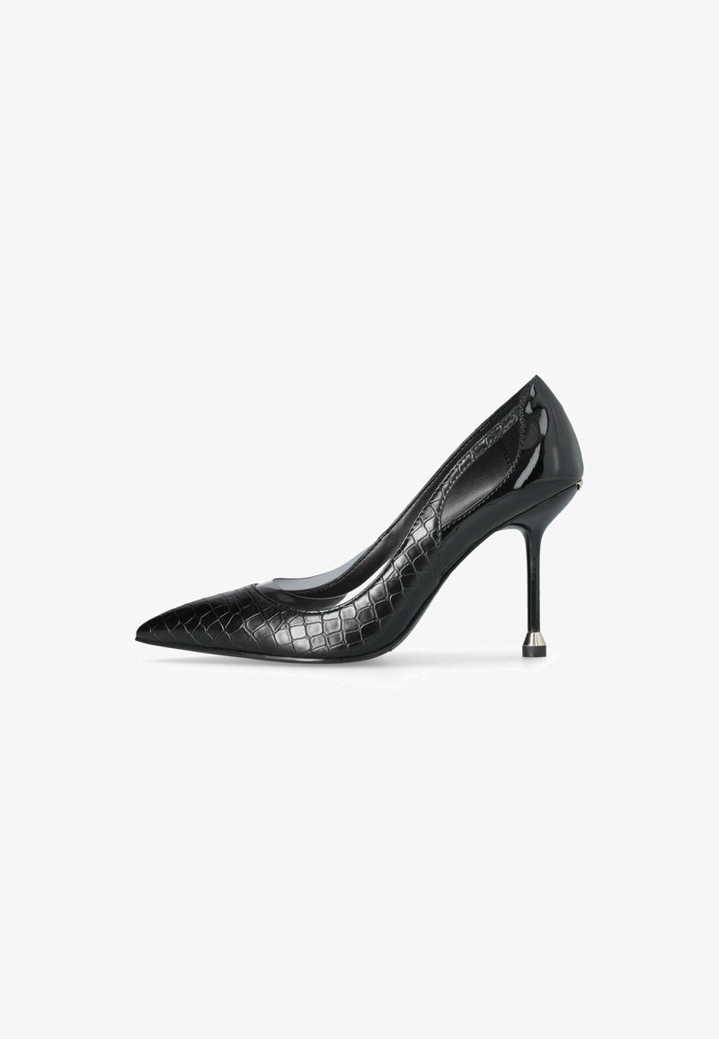 Chaussure à talon haut noire à bout pointu avec une texture crocodile brillante et un talon stiletto fin avec une petite pointe métallique.