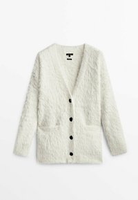 Cardigan bianco peloso con scollo a V, cinque bottoni neri e due tasche frontali. Tessuto morbido e vestibilità comoda.