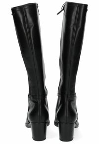 Botas de cuero negras hasta la rodilla con una textura suave, punta redonda y tacón grueso. Cuentan con una cremallera en la parte posterior para facilitar su uso.