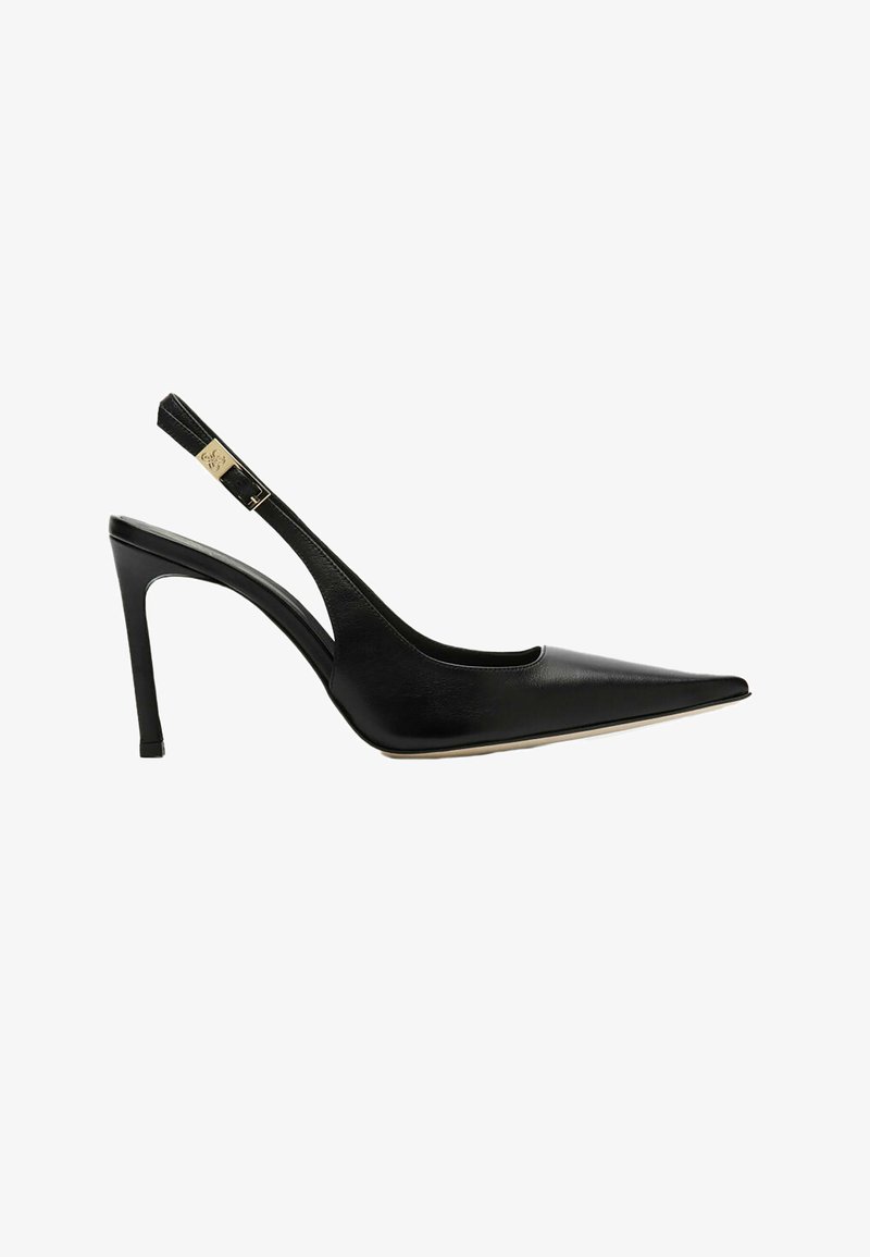 Sort læder slingback stilet hæl sko med spids tå og tynd stiletthæl, med en guldbælte på remmen.