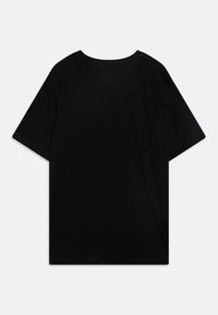 Svart t-shirt med korta ärmar, rund hals och en slät textur. Inga synliga logotyper eller mönster, med en enkel, oförskönad design.