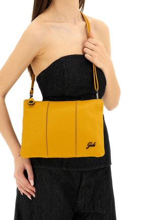 Borsa a spalla in pelle gialla con una texture liscia, caratterizzata da cuciture verticali e un logo nero. Dispone di una tracolla regolabile per una maggiore versatilità.