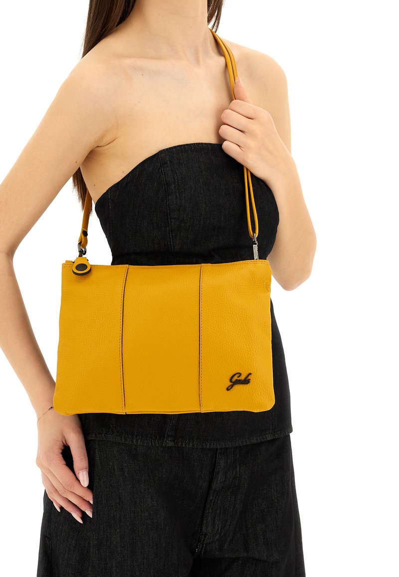 Borsa a spalla in pelle gialla con una texture liscia, caratterizzata da cuciture verticali e un logo nero. Dispone di una tracolla regolabile per una maggiore versatilità.