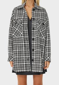 Stradivarius Leichte Jacke - white