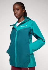Adidas Terrex RAIN  - Vandeniui atspari striukė - mystery green/pure teal
