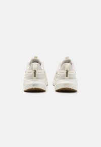 Witte sport schoenen met een gestructureerde mesh bovenkant, gevoerde kragen, zachte zolen en een lipje bij de hiel; gemusterde rubberen buitenzolen.
