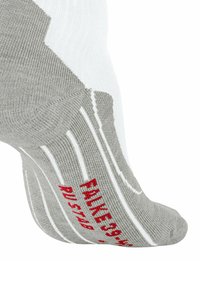 Grau-weiße Socke mit strukturiertem Strickdesign. Auf der Außenseite befindet sich roter Text "FALKE 39/42". Abgerundete Zehenpartie und gepolsterter Fußbett.