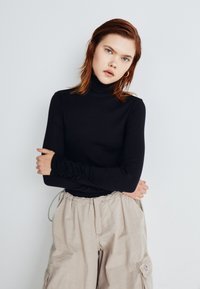 Levi's® - RUCHED TURTLENECK - Striktrøje - caviar Miniaturebillede 1