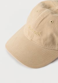 Casquette de baseball en coton beige avec des trous de ventilation cousus et le logo "element" brodé sur le panneau avant, sur fond blanc.