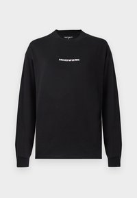 Melnā garo piedurkņu T-krekls izgatavots no kokvilnas, uz kura ar baltiem burtiem centrā uz krūtīm ir rakstīts "MINDWORK". Ar apaļu kakla izgriezumu un ribotiem piedurkņu galiem.