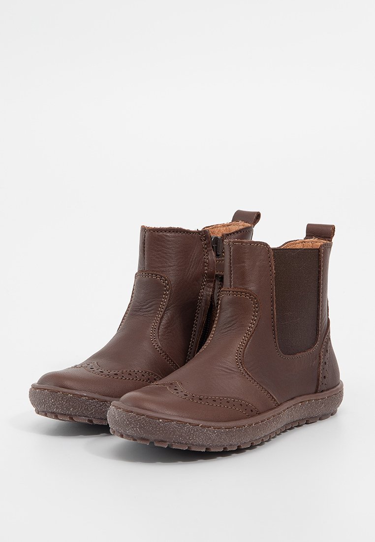 Braune Leder-Ankle-Boots mit elastischen seitlichen Einsätzen, strukturiertem Steppdetail und einer robusten Gummisohle. Minimalistisches Design mit glatter Oberfläche.