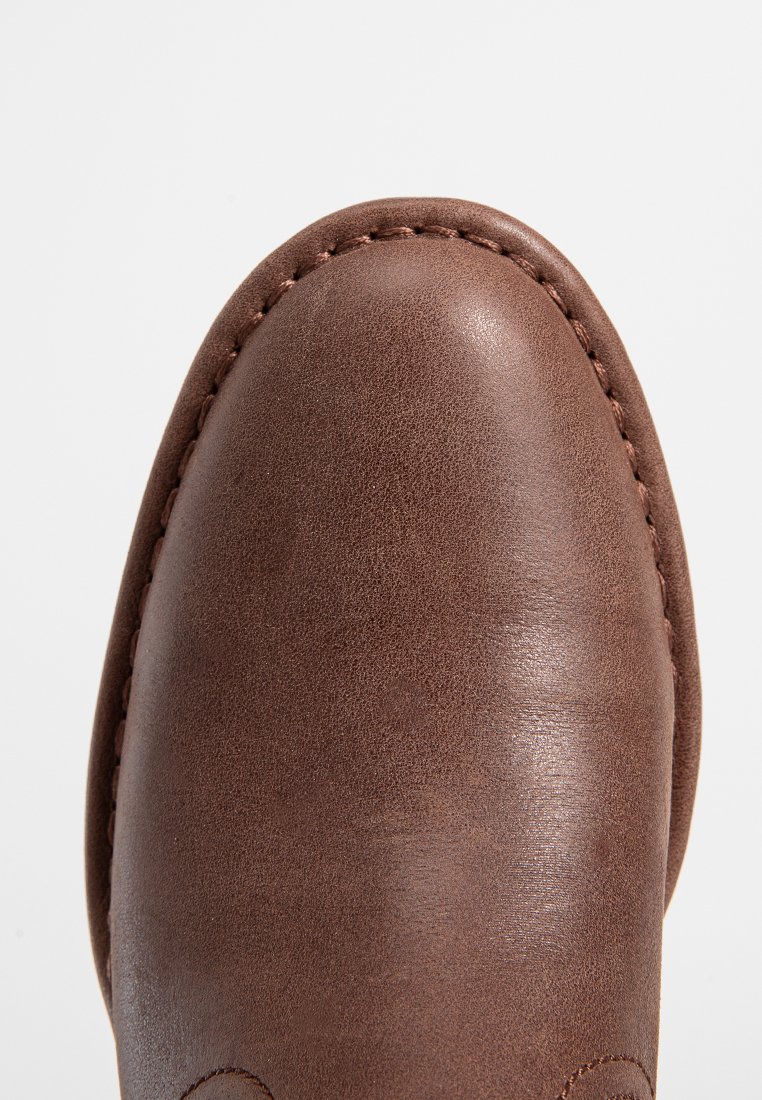 Braune Lederschuhe mit glatter Textur, abgerundeter Zehenform und kontrastierendem Nähdetail entlang der Kanten. Einfaches und elegantes Design.