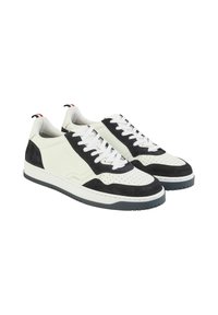 Białe i czarne sneakersy wykonane z materiałów skórzanych i zamszowych, z perforowanym czubkiem, sznurowanym zapięciem oraz kontrastującą gumową podeszwą z teksturowanym gripem.
