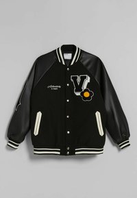 Chaqueta de chándal negra con mangas de cuero, flor bordada y emblema de "V", botones a presión, y puños y dobladillo de canalé a rayas.