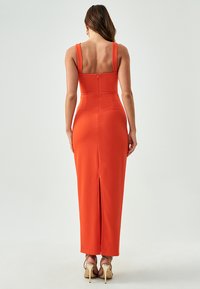 BWLDR DAZE MIDI  X KRISTINA - Maxi-jurk - coral