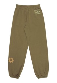 Oliwkowe dresy z elastycznymi mankietami. Posiadają nadrukowane logo na biodrze oraz wzór słońca w jaśniejszym odcieniu na dolnej części nogawki.