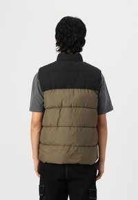 Jack & Jones JJMOON MIX PACK SET - Chaleco - black pack/canteen