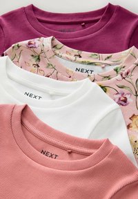 Quatre tops côtelés à col rond en rose, blanc, floral et rose foncé, empilés en partie avec les étiquettes de marque "NEXT" visibles.