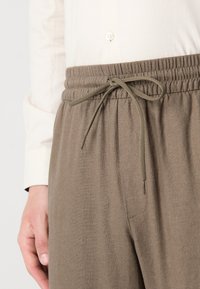 Les Deux PATRICK PANTS - Pantaloni - brown