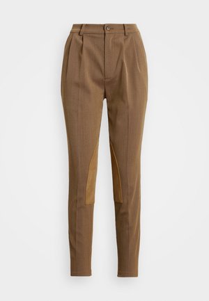 Bruine op maat gemaakte broek met hoge taille, voorplooien, knoopsluiting en suède elleboogstukken op de benen.