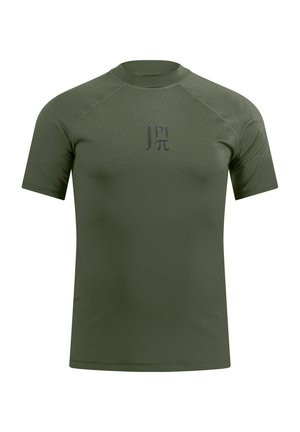 T-shirt de sport à manches courtes vert olive avec logo Jπ noir centré sur la poitrine, doté d'un col rond et de manches raglan.