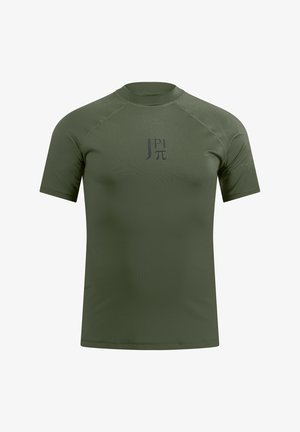T-shirt de sport à manches courtes vert olive avec logo Jπ noir centré sur la poitrine, doté d'un col rond et de manches raglan.