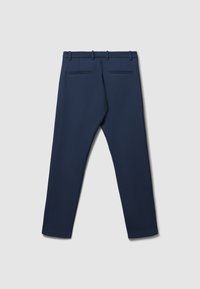 Pantaloni blu navy con design sartoriale, dotati di due tasche posteriori e passanti per cintura, realizzati in tessuto liscio e con taglio dritto.
