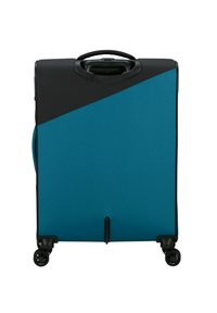 Valigia rigida con pannello in tessuto teal e sezione superiore nera, dotata di maniglia e quattro ruote nere per la mobilità.