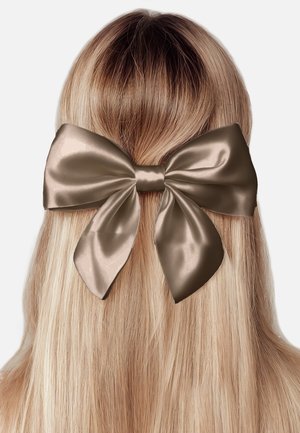 Satinschleife in einem sanften Taupe-Ton, mit einem großen, strukturierten Design, breiten Schlaufen und einem mittigen Knoten, die glattes blondes Haar schmückt.