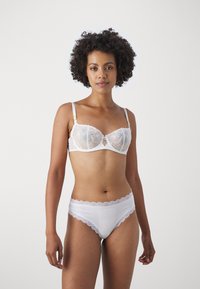 Witte kanten bh met onderdraad en decoratieve gouden accenten, gecombineerd met witte panties met kanten rand. Zachte stof en bloemmotiefdetails.