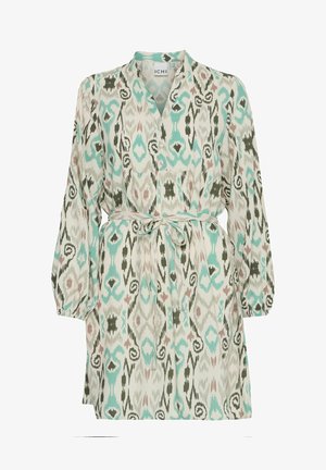 Modeliuotas suknelė iš lengvos medžiagos, turinti turkio, žalios ir rožinės spalvų abstrakčią spaudą. Su apykakle ir surišta juosmens juosta. Ilgos rankovės.