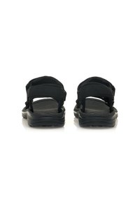 Sandalias negras con una correa acolchada y cierre de hebilla, plantilla texturizada y suela de goma gruesa con un patrón de dibujo definido.
