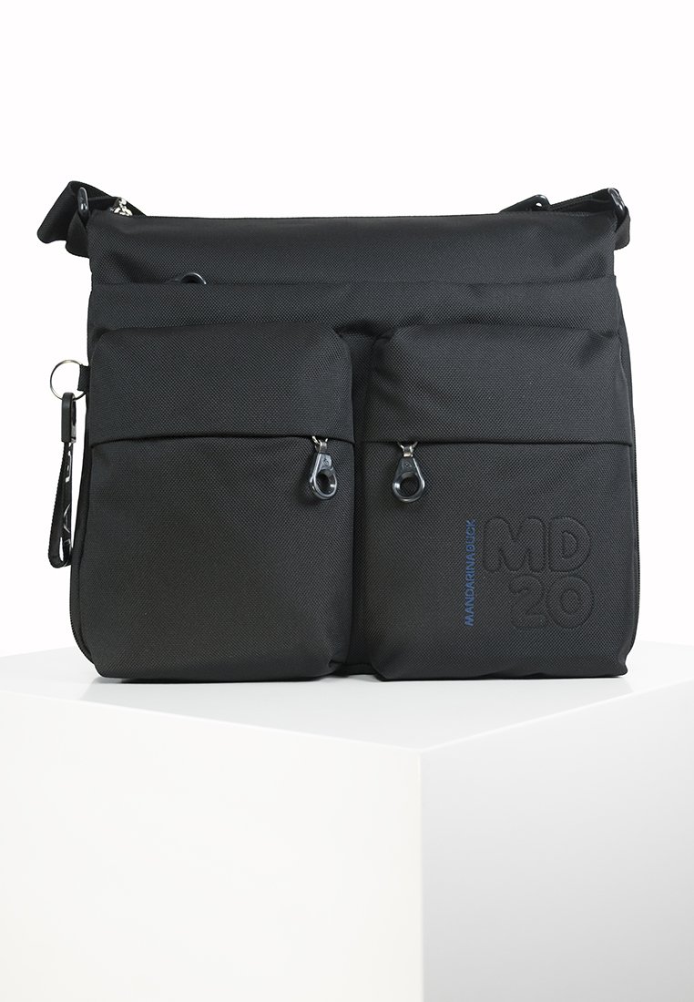 Schwarze Nylon-Umhängetasche mit zwei vorderen Reißverschlussfächern, flachem Design, dezent eingeprägtem Logo und verstellbarem Tragegurt. Strukturiertes Äußeres.