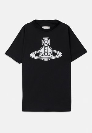 Zwarte katoenen T-shirt met korte mouwen, met een witte grafische afbeelding van een planeet met ringen en een kruis bovenaan.