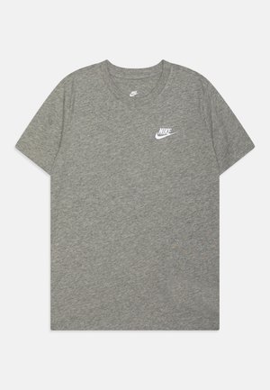 T-shirt à manches courtes gris en tissu mélangé coton. Présente un petit logo blanc Nike sur la partie gauche de la poitrine. Design classique à col ras du cou.