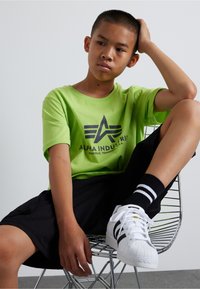Alpha Industries BASIC KIDS TEENS UNISEX - Triko s potiskem - hornet green