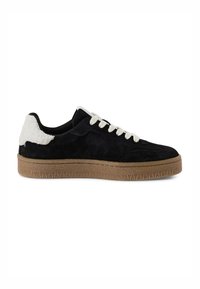 Sneakers in suede nera con un accento in pelliccia bianca testurizzata sul tallone, dotati di lacci bianchi e una suola in gomma marrone.