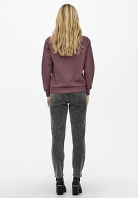 Μπορντό φούτερ με στρογγυλή λαιμόκοψη και ριγέ μανσέτες. Συνδυασμένο με ξεθωριασμένα μαυρα τζιν και μαύρες μπότες ankle με τακούνι. Υφή υ�φάσματος.