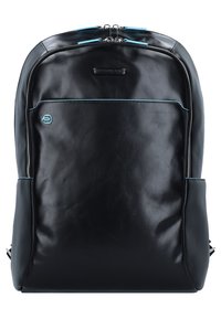 Sac à dos en cuir noir avec une texture lisse, accents bleus, fermeture éclair, et poches latérales. Design minimaliste avec un logo central.