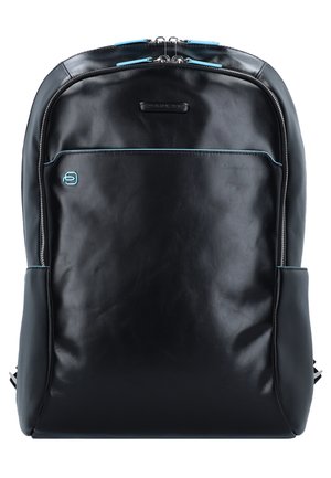 Zwarte leren rugzak met een gladde textuur, blauwe accenten, ritssluiting en zijvakken. Minimalistisch ontwerp met een centraal logo.