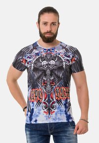 Grafik-T-Shirt mit einem auffälligen, bunten Design mit Totenköpfen, Flügeln und komplexen Mustern auf einem weißen und blauen Hintergrund. Kurzarm.