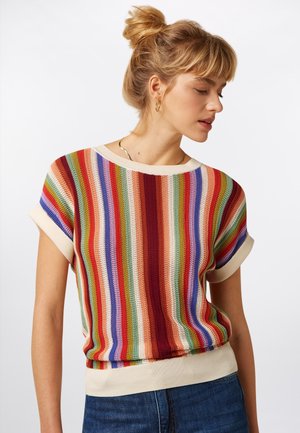 Gestreepte gebreide trui met gedurfde rode, groene, blauwe en oranje kleuren, korte mouwen en een licht beige geribde zoom. Geweven textuur ontwerp.