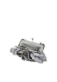Grijze satijnen clutch met een geplooid ontwerp, metalen frame en sluiting met gesp. De binnenkant is gevoerd en heeft één vak.
