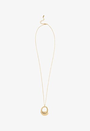 Collar de oro con una cadena delgada y un colgante ovalado, que tiene un corte circular y una superficie lisa y pulida.