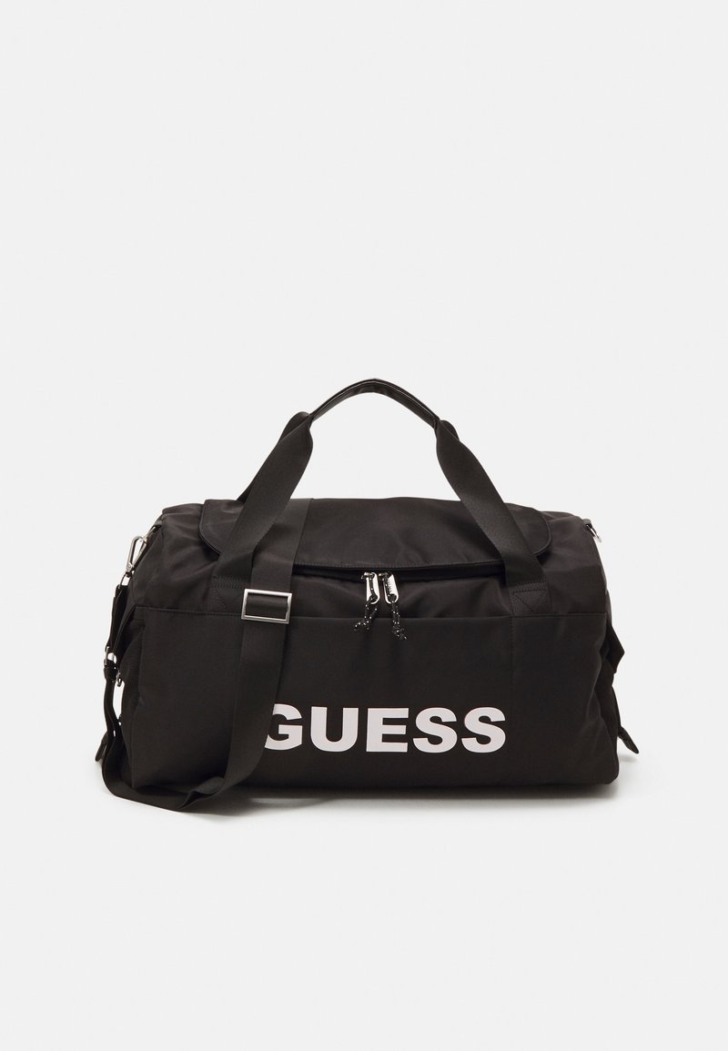 Borse da palestra in nylon nero con spallacci regolabili, grande logo bianco "GUESS", chiusura con doppia cerniera e dettagli di tasche laterali aggiuntive.