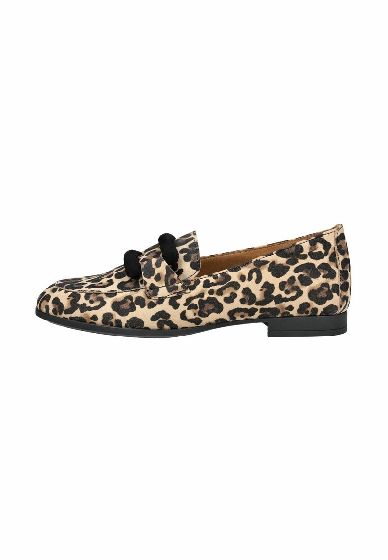 Zapato plano de estampado de leopardo con un acento de lazo negro, punta redonda y bajo tacón negro. La textura parece suave, fabricado con un material liso.