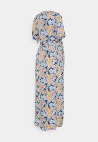 Vestido maxi floral com mangas curtas, fundo azul marinho com padrões de flores laranja, rosa e azul, e uma fenda lateral para facilitar o movimento.