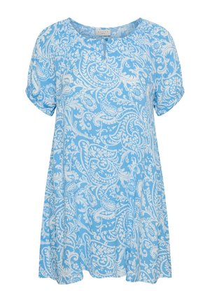 Blaue, kurzärmlige, fließende Bluse mit weißem, kunstvollem Paisley-Muster und leicht rundem Ausschnitt mit kleinem vorderem Knopfdetail.