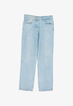 Hellblaue Jeans mit hoher Taille und geradem Bein, mit Fronttaschen, Gürtelschlaufen und Knopfverschluss vor weißem Hintergrund.
